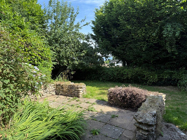 Lot: 127 - ATTRACTIVE SEMI-DETACHED HOUSE IN NEED OF IMPROVEMENT WITH POTENTIAL FOR EXTENSION - 